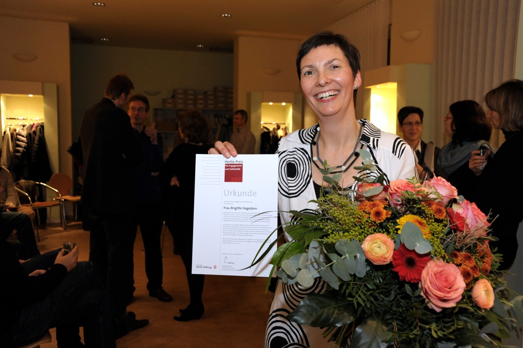 Brigitte Hagedorn mit Urkunde und Blumenstrauß